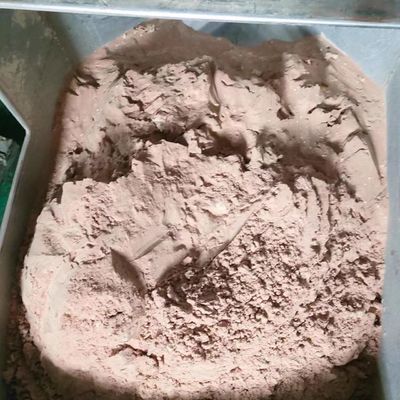 Слабая жёлтая суша из животной плазмы, содержащая уровень лизина, превышающий или равный 4%, применяемая в кормлении животных